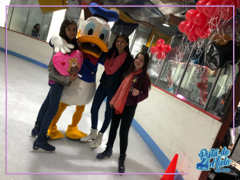 Así se vivió nuestra celebración del 14 de febrero.
Con un visitante muy especial - Pista de Hielo ...