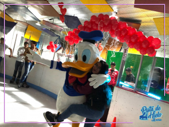 Así se vivió nuestra celebración del 14 de febrero.
Con un visitante muy especial - Pista de Hielo ...