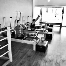 Abdominales combinado con workout para brazos  - Barre Fit & Fusion Studio - Puebla