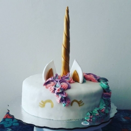 Pastel con forma de unicornio hecho en la La CupcakeRía Gourmet - La CupcakeRía Gourmet - Resposterí...