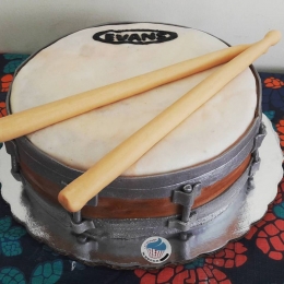 Pastel con forma de tarola para bateristas hecho en la La CupcakeRía Gourmet - La CupcakeRía Gourmet...