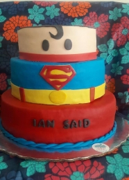 Pastel con forma de superman hecho en la La CupcakeRía Gourmet - La CupcakeRía Gourmet - Respostería...