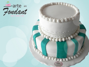 Pastel blanco con aqua - Arte en Fondant - Puebla